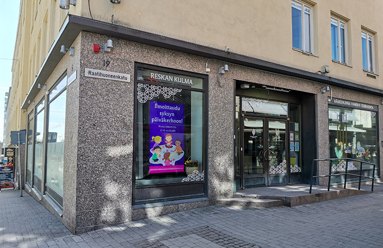 Reskan Kulma Reskan Kulma -kokoontumistila Raatihuoneenkadun ja Sibeliuksenkadun kulmassa.