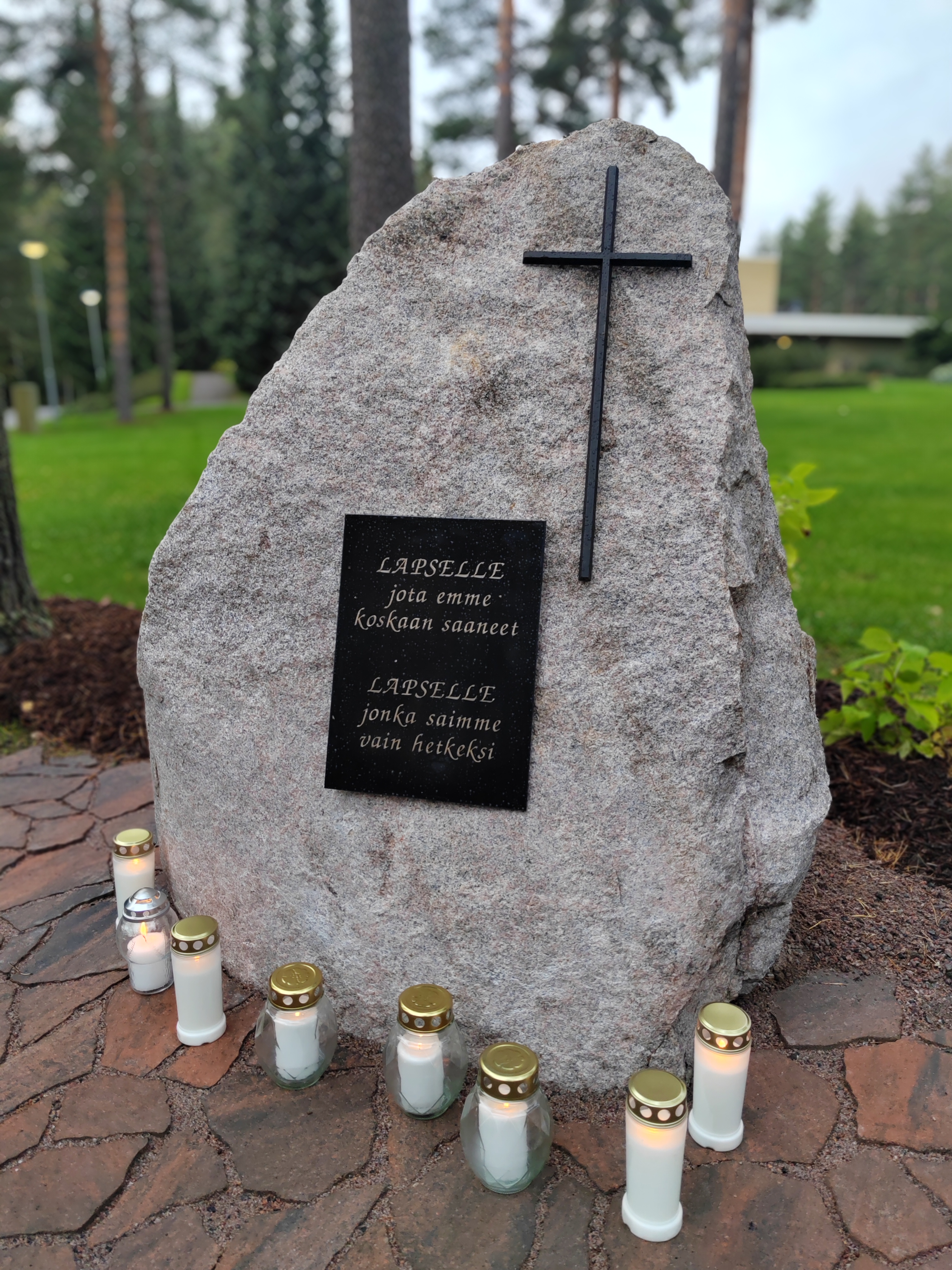 Tyhjän sylin muistokivi Tyhjän sylin muistokivi Vuorentaan hautausmaalla