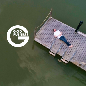 Godfulness-lepohetki Mies makaa laiturilla