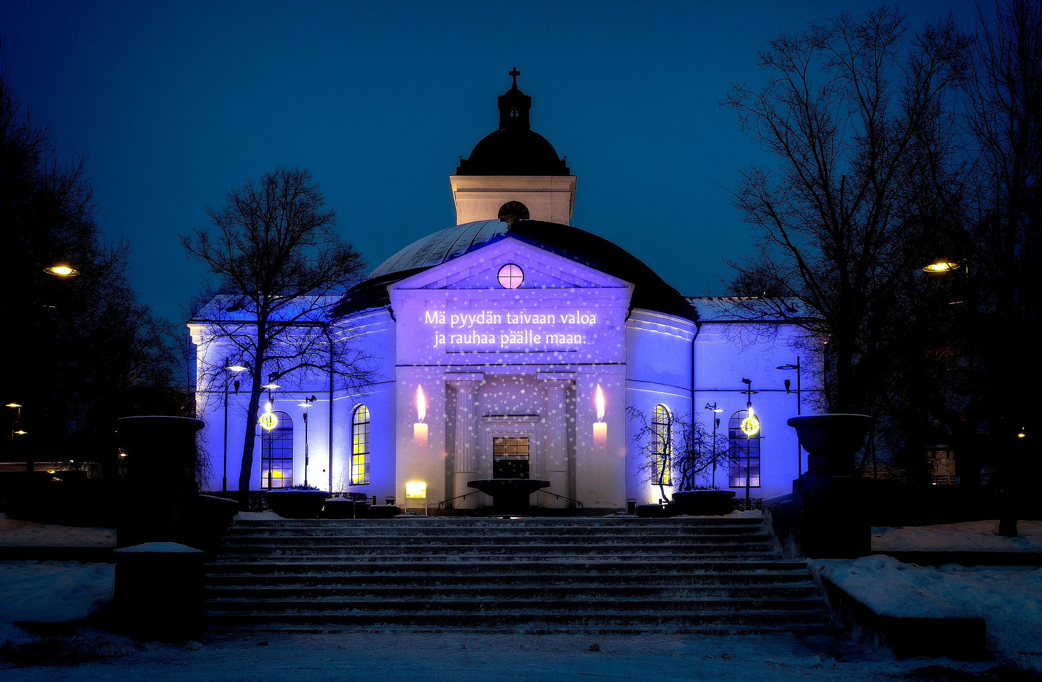 Kirkko v2 lumisateella ja kynttilöillä.jpg