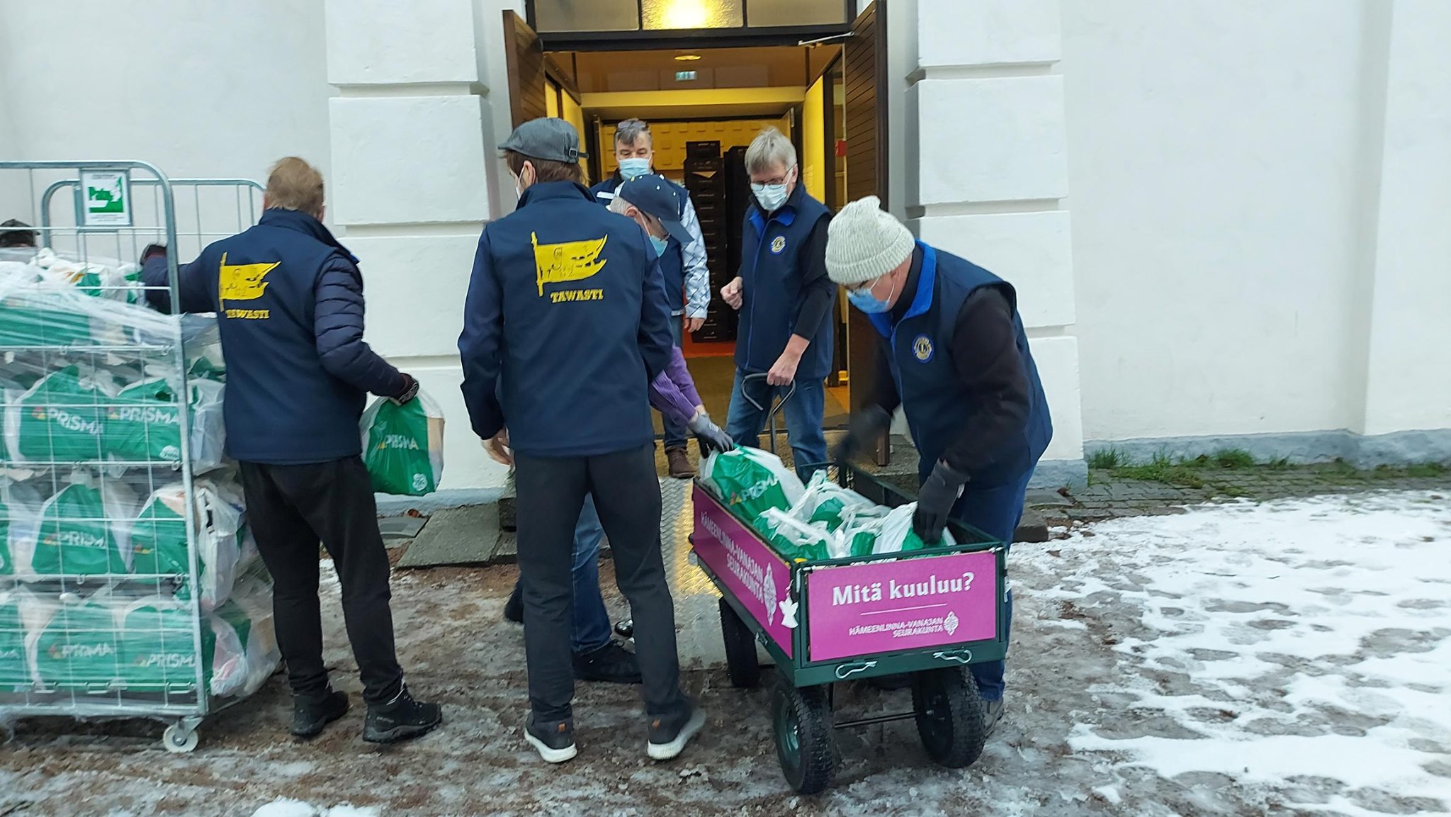 Diakoniatyöntekijät ja vapaaehtoiset valmistelemassa ruokakassien jakelua