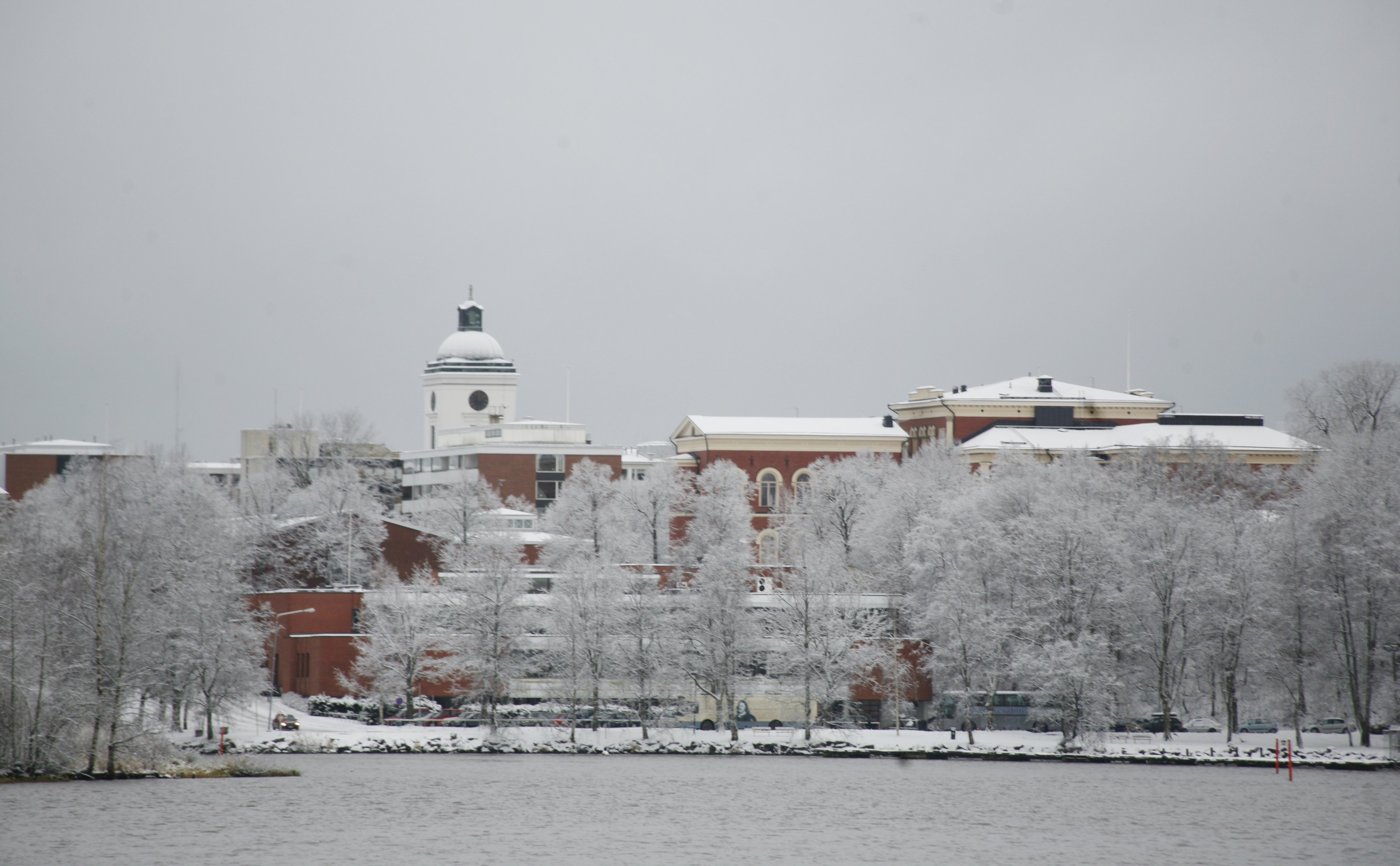 Talvinen maisema Hämeenlinnan kirkosta ympäristöineen.