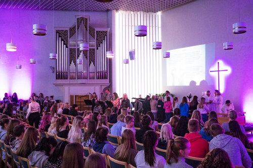 Poltinahon seurakuntatalon sali on täyttynyt Hämeenlinna-Vanajan seurakunnan musamessun osallistujista.
