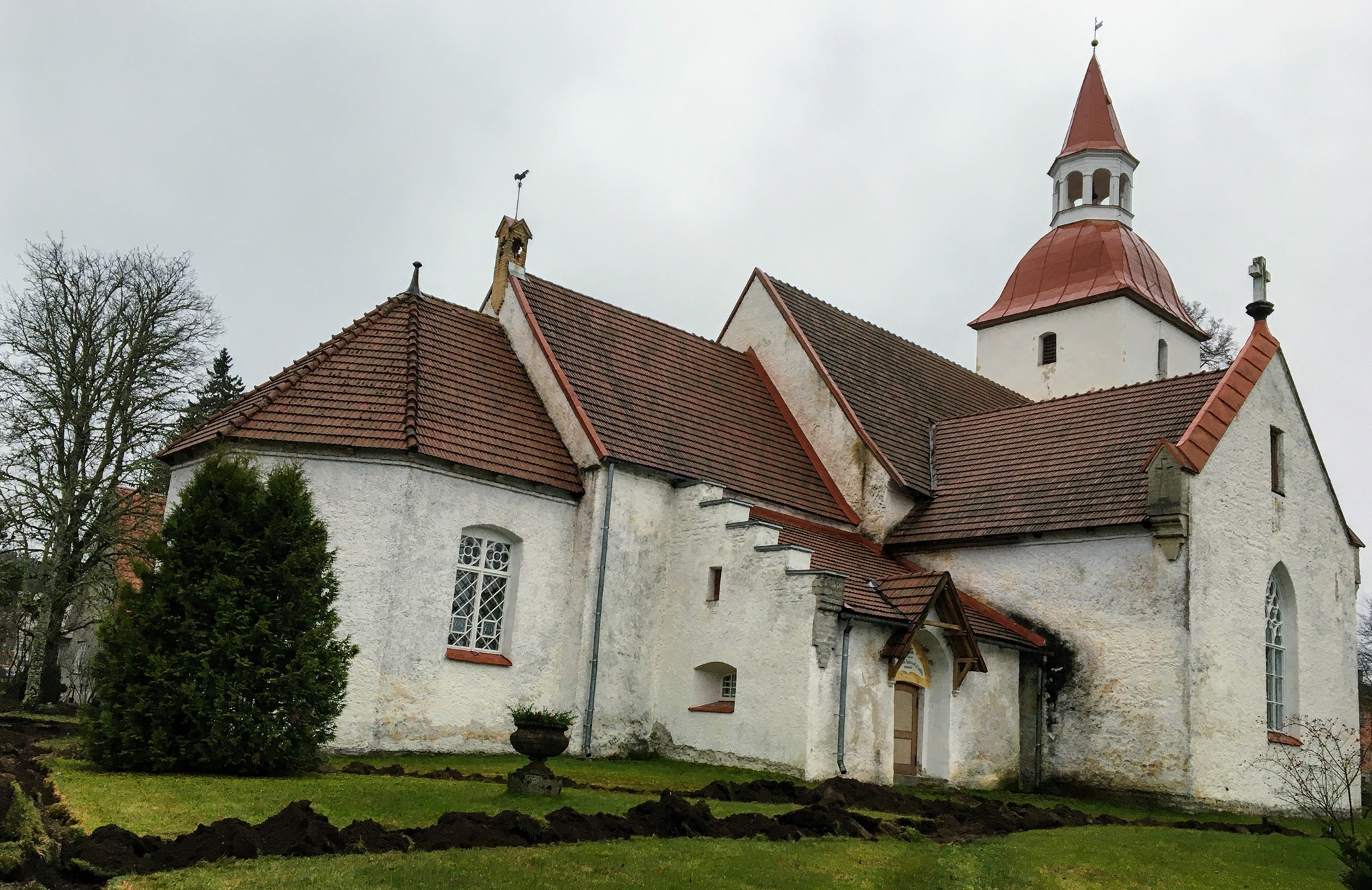 Vanha Kuusalun Pyhän Laurentiuksen valkea kivikirkko, jossa punaiset kattotiilet
