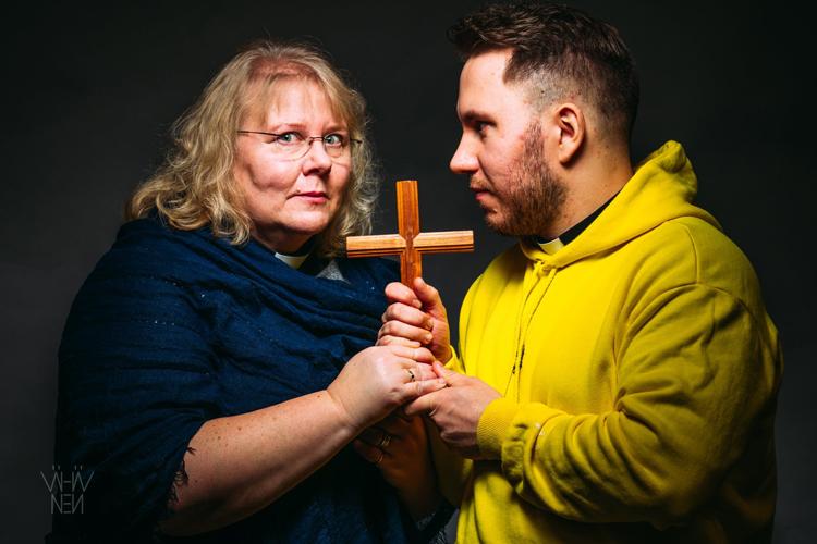 Hämeenlinna-Vanajan seurakunta Ristiriita-podcastissa väittelevät pastorit Mirja Lassila ja Elias Riikonen.