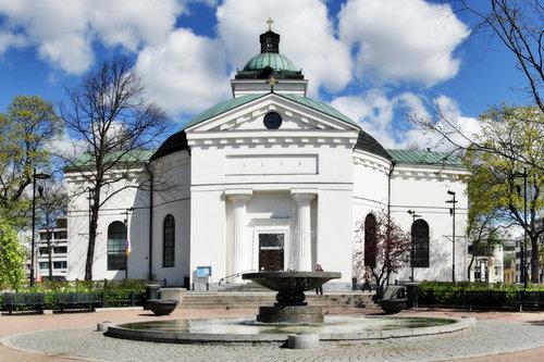 Hämeenlinnan kirkko kuvattuna edestä päin.